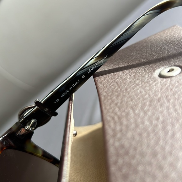 Ferragamo sunglasses - Picture 4 of 7